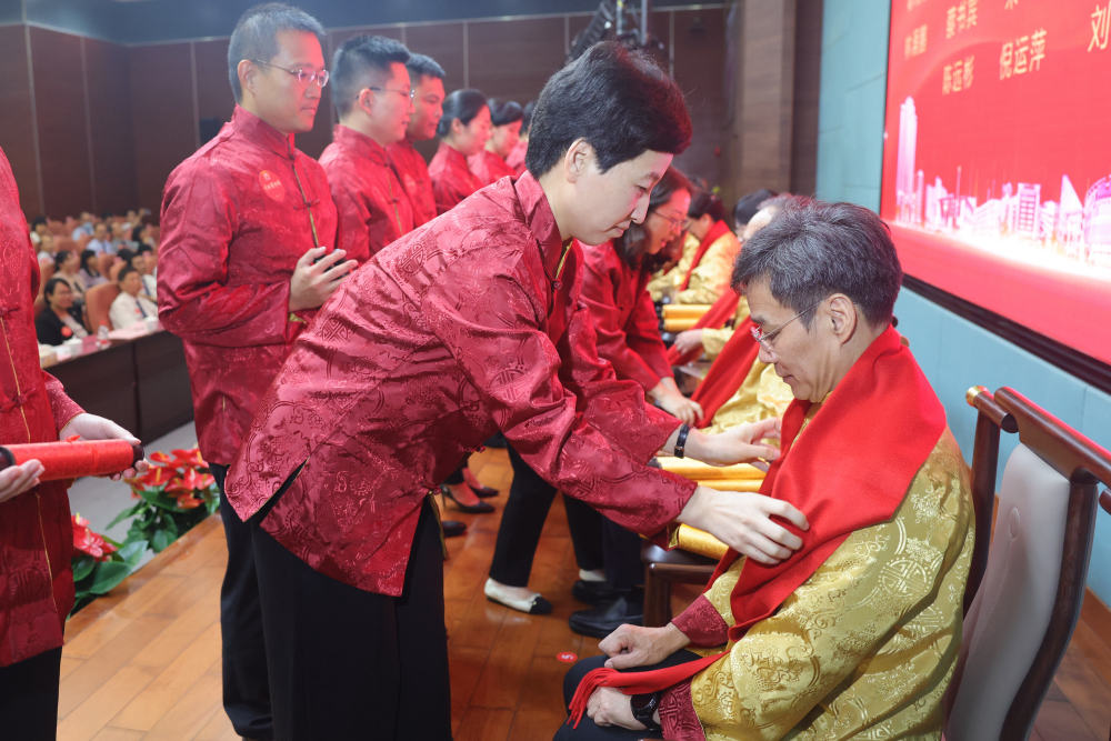 广东省中医院2023年度中医学术传承拜师大会现场。（广东省中医院供图）