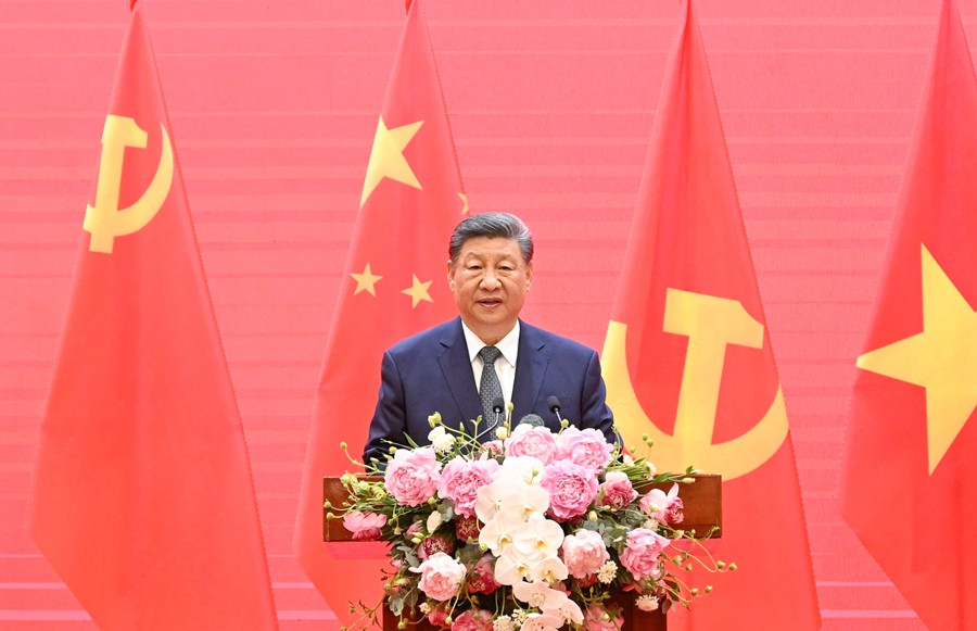 　　4月15日上午，中共中央总书记、国家主席习近平在河内国际会议中心同越共中央总书记苏林、越南国家主席梁强共同会见中越人民大联欢活动代表。这是习近平发表题为《奏响睦邻友好主旋律 共谱命运与共新篇章》的致辞。新华社记者 申宏 摄