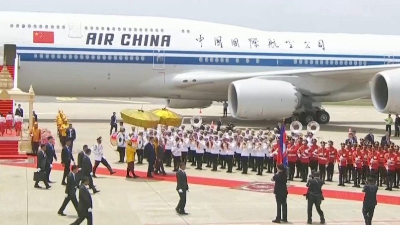 习近平检阅柬埔寨仪仗队