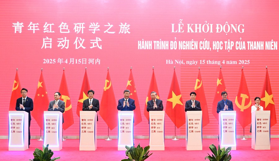 　　4月15日上午，中共中央总书记、国家主席习近平在河内国际会议中心同越共中央总书记苏林、越南国家主席梁强共同会见中越人民大联欢活动代表。这是活动后，习近平和苏林、梁强共同启动“红色研学之旅”项目。新华社记者 申宏 摄
