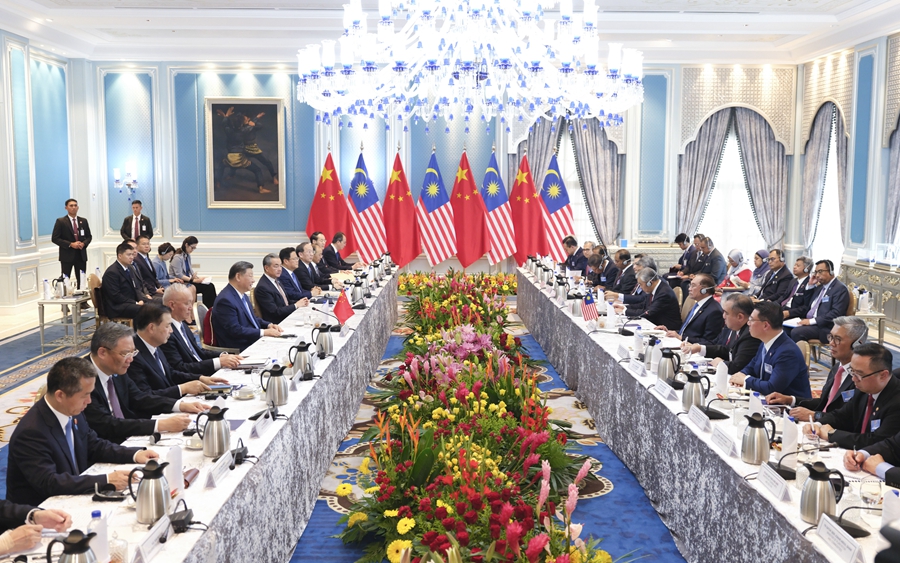 　　4月16日下午，国家主席习近平同马来西亚总理安瓦尔在布特拉加亚总理官邸举行会谈。 新华社记者 丁林 摄