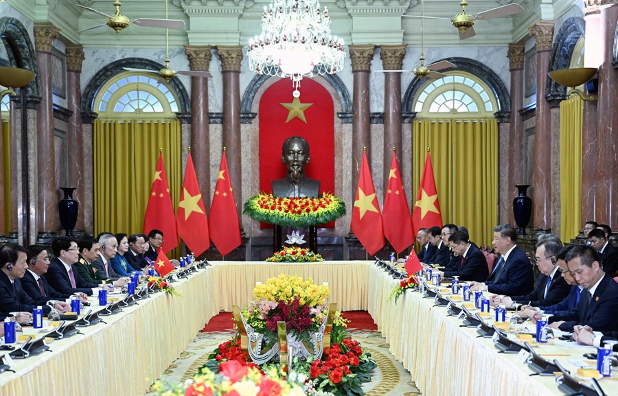 　　4月15日上午，中共中央总书记、国家主席习近平在河内主席府会见越南国家主席梁强。新华社记者 张领 摄