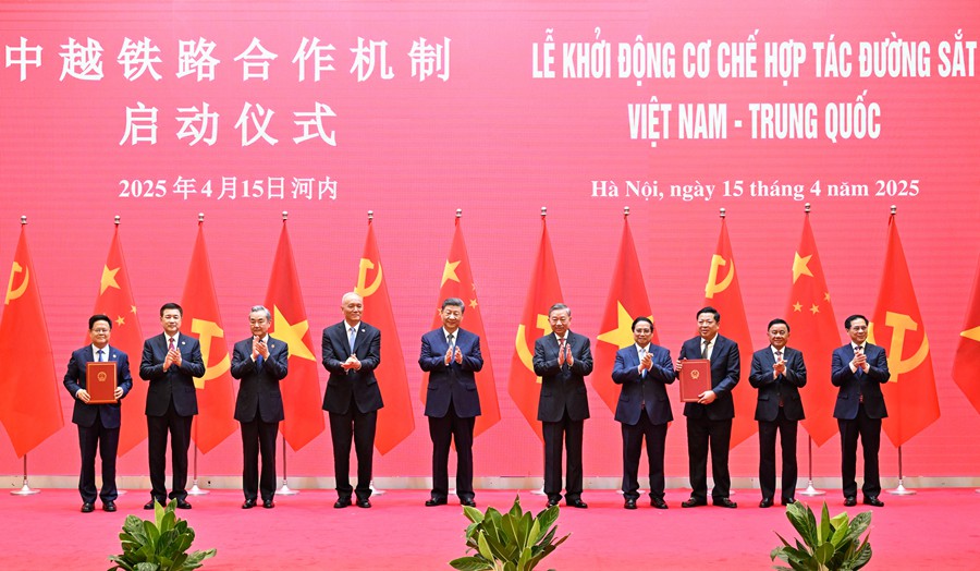 　　4月15日上午，中共中央总书记、国家主席习近平在河内国际会议中心同越共中央总书记苏林、越南国家主席梁强共同会见中越人民大联欢活动代表。这是活动后，习近平同苏林、范明政共同见证中越铁路合作机制启动仪式。新华社记者 殷博古 摄