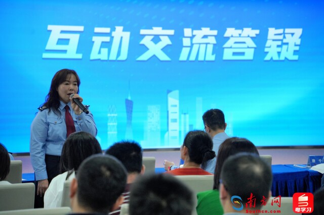 税务干部答疑解惑。（通讯员供图）