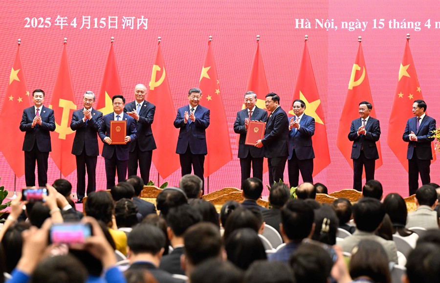 　　4月15日上午，中共中央总书记、国家主席习近平在河内国际会议中心同越共中央总书记苏林、越南国家主席梁强共同会见中越人民大联欢活动代表。这是活动后，习近平同苏林、范明政共同见证中越铁路合作机制启动仪式。新华社记者 申宏 摄
