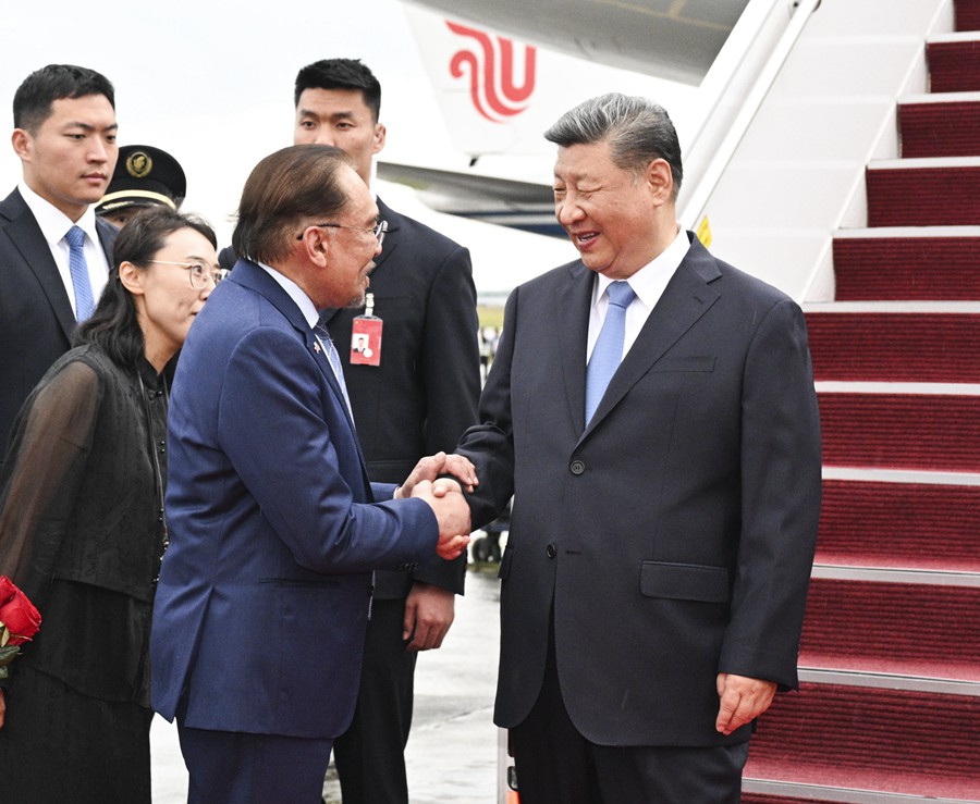 　　当地时间4月15日晚，国家主席习近平乘专机抵达吉隆坡，应马来西亚最高元首易卜拉欣邀请，对马来西亚进行国事访问。专机抵达吉隆坡国际机场时，马来西亚总理安瓦尔，外交部部长穆罕默德，陪同部长、交通部部长陆兆福等高级官员热情迎接。新华社记者 李学仁 摄