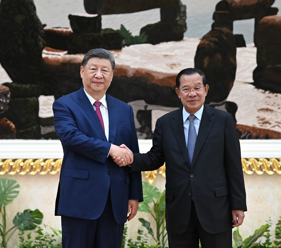 4月17日下午，国家主席习近平同柬埔寨人民党主席、参议院主席洪森在金边和平大厦举行会见。新华社记者 谢环驰 摄