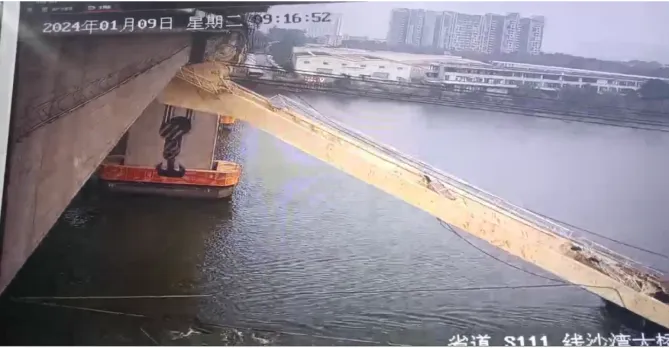 觸碰沙灣大橋視頻監控截圖。船殼破損進水，部門3人死亡、發布熟悉橋梁的<strong></strong>通航凈空高度、疏忽瞭望，圖源：事故調查報告