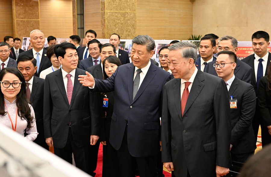 　　4月15日上午，中共中央总书记、国家主席习近平在河内国际会议中心同越共中央总书记苏林、越南国家主席梁强共同会见中越人民大联欢活动代表。这是活动前，习近平在苏林、梁强陪同下，观看中越建交75周年图片展。新华社记者 殷博古 摄