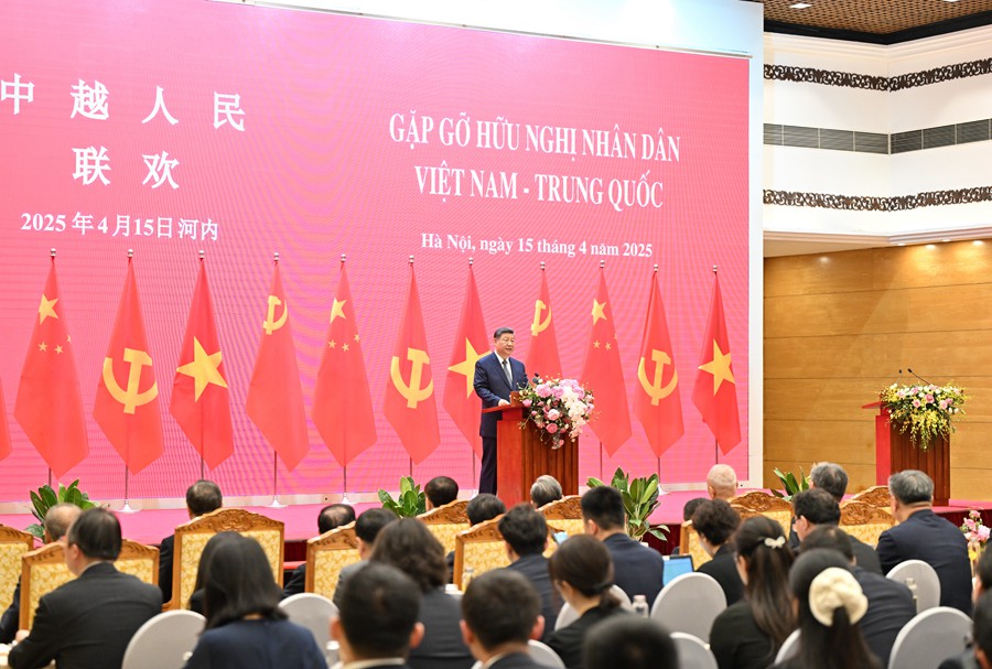 　　4月15日上午，中共中央总书记、国家主席习近平在河内国际会议中心同越共中央总书记苏林、越南国家主席梁强共同会见中越人民大联欢活动代表。这是习近平发表题为《奏响睦邻友好主旋律 共谱命运与共新篇章》的致辞。新华社记者 殷博古 摄