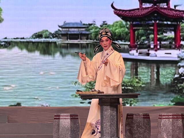 晓毅饰演张秋人（《红丝错》）