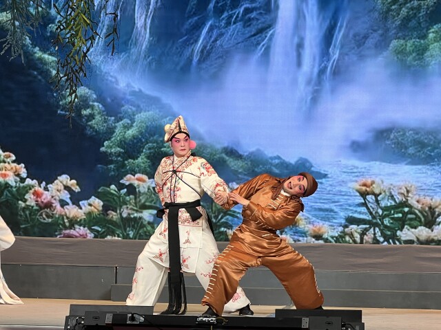 黄伟坤（左一）饰演张剑秋（《风流情侠》）