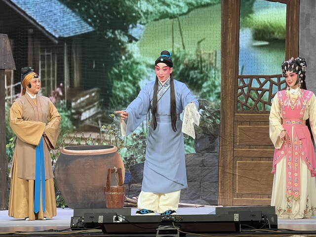 彭庆华（左二）饰演伦文叙（《伦文叙传奇》）