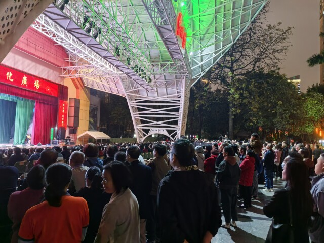 内场座位售罄，许多观众站在外场观看演出