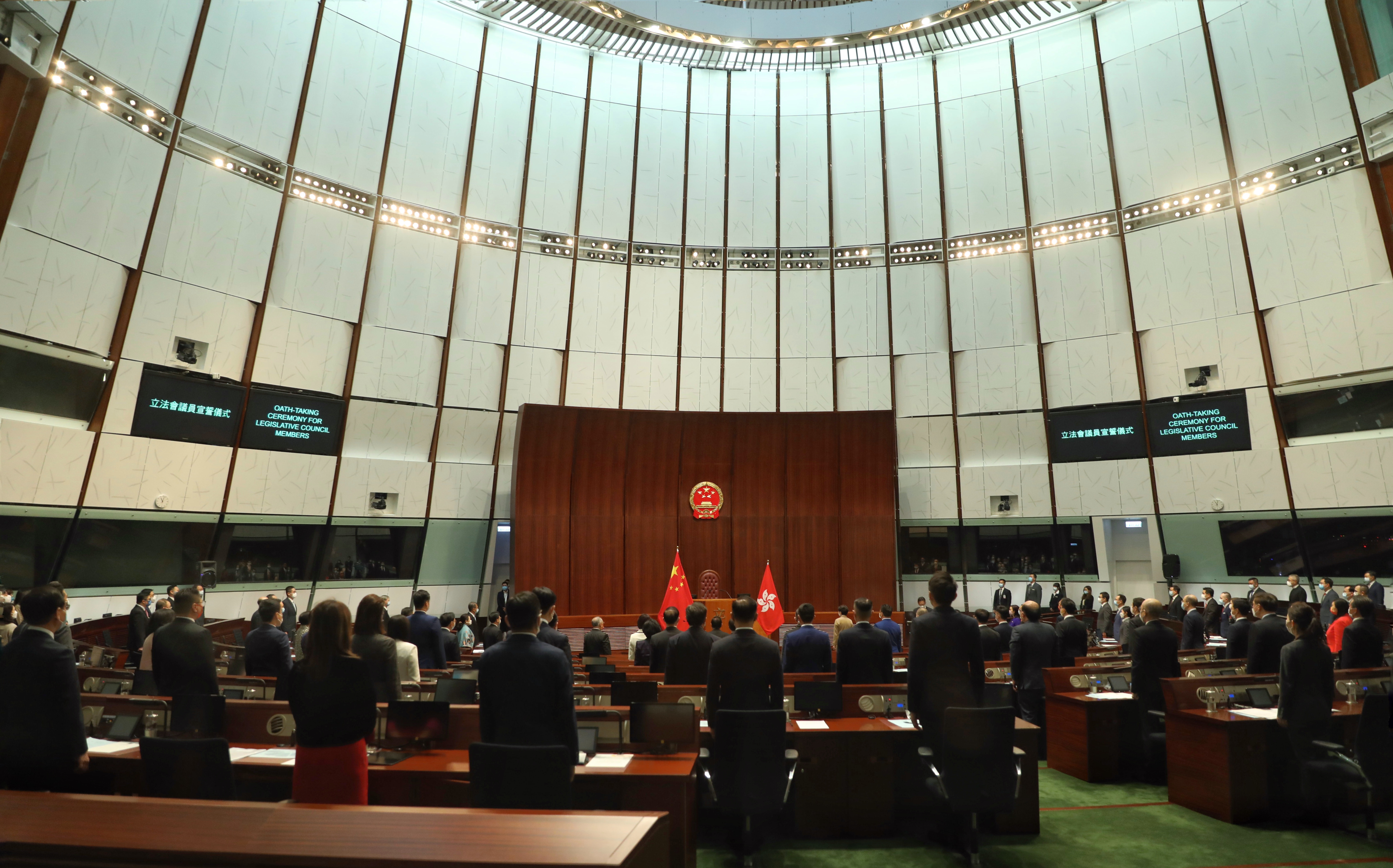 现场视频奏唱国歌香港特区第七届立法会议员宣誓