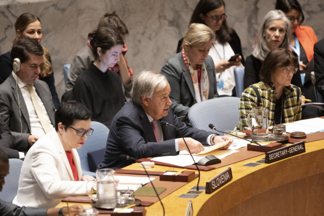 10月2日,在位于纽约的联合国总部,联合国秘书长古特雷斯(前排中)在安理会中东局势紧急会议上讲话。新华社记者谢锷 摄 10月2日,在位于纽约的联合国总部,联合国秘书长古特雷斯(前排中)在安理会中东局势紧急会议上讲话。新华社记者谢锷 摄