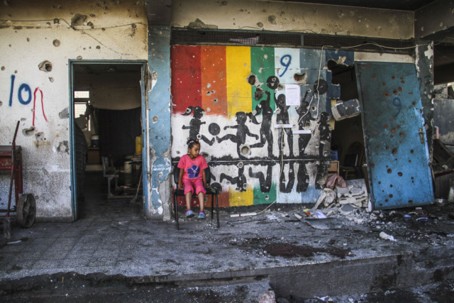 9月21日,在加沙地带北部加沙城,一名女孩查看以军袭击后的废墟。新华社发(马哈茂德·扎基摄) 9月21日,在加沙地带北部加沙城,一名女孩查看以军袭击后的废墟。新华社发(马哈茂德·扎基摄)