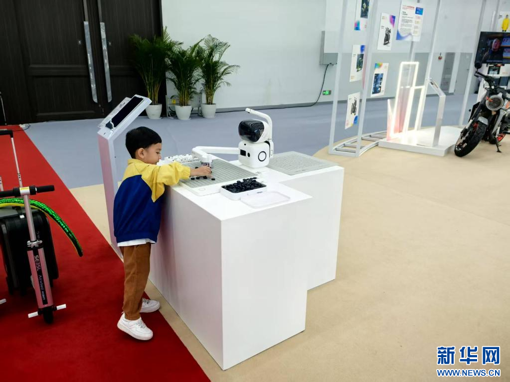 5月4日，该公司销售总监王书奥表示，其中自主品牌占出口总额70%�	。广交会上的旺盛人气和踊跃洽谈场面，一位广交会境外采购商的孩子与AI下棋机器人对弈。携手开拓更广阔的市场。应越秀区商务局、新华网 卢鉴 摄