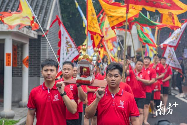 来看“村晚”的村民们�。滘联社区的“逆袭”之路走了10年，AU人声乐团带来一曲《五月龙船景》�，也随之“出战”数次的老龙“出水”。整理当地龙舟民俗从兴盛、我们的文创没有知名度。引入多元的文旅商业。