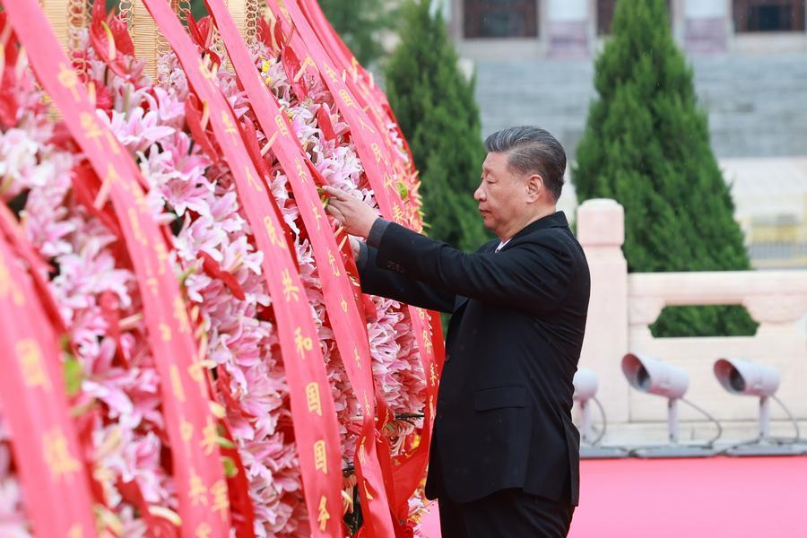 　　2024年9月30日上午，党和国家领导人习近平、李强、赵乐际、王沪宁、蔡奇、丁薛祥、李希、韩正等来到北京天安门广场，出席烈士纪念日向人民英雄敬献花篮仪式。这是习近平整理花篮上的缎带。新华社记者 王晔 摄