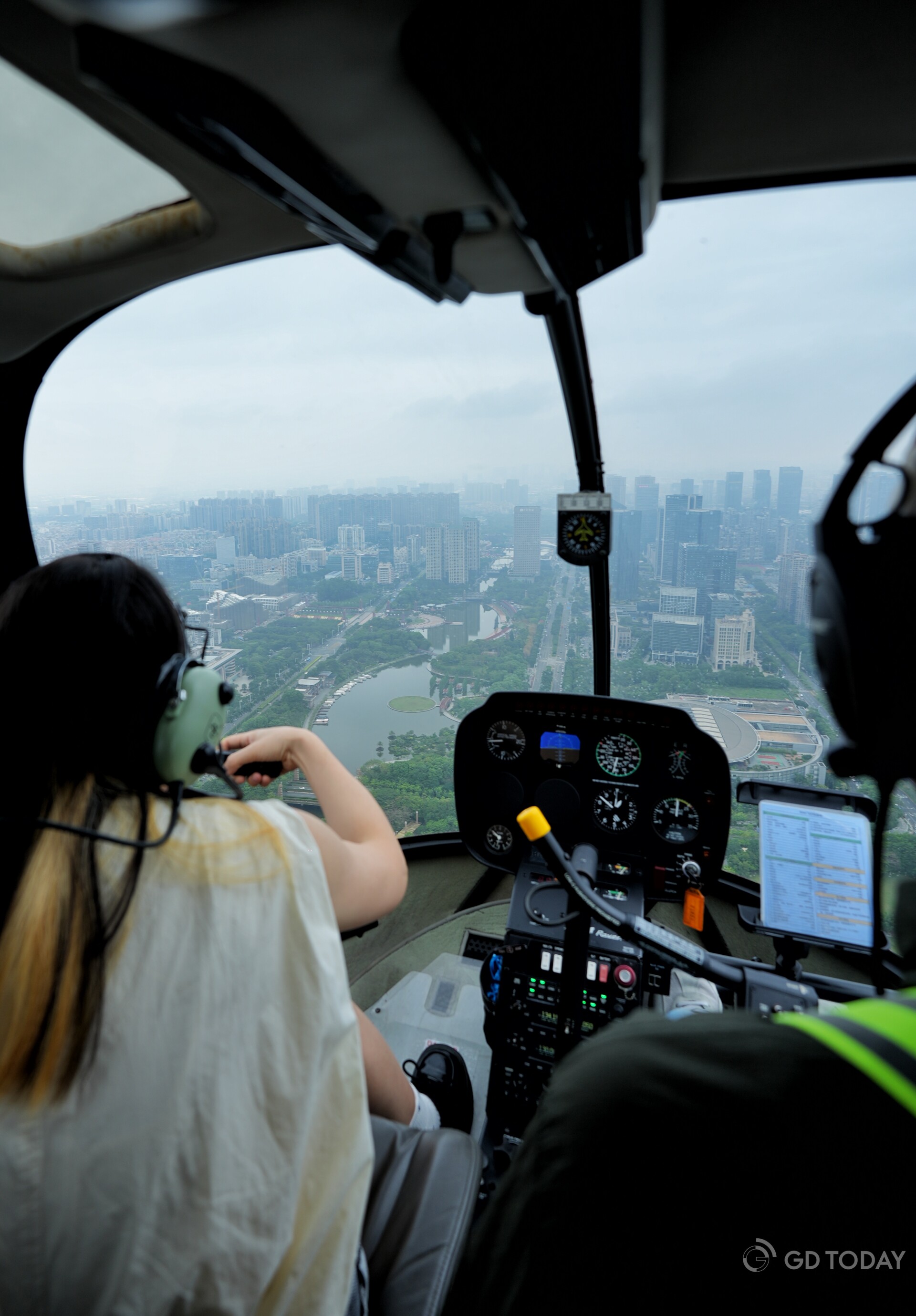 you can enjoy the beautiful scenery of Qiandeng Lake Park from a unique perspective by helicopter.