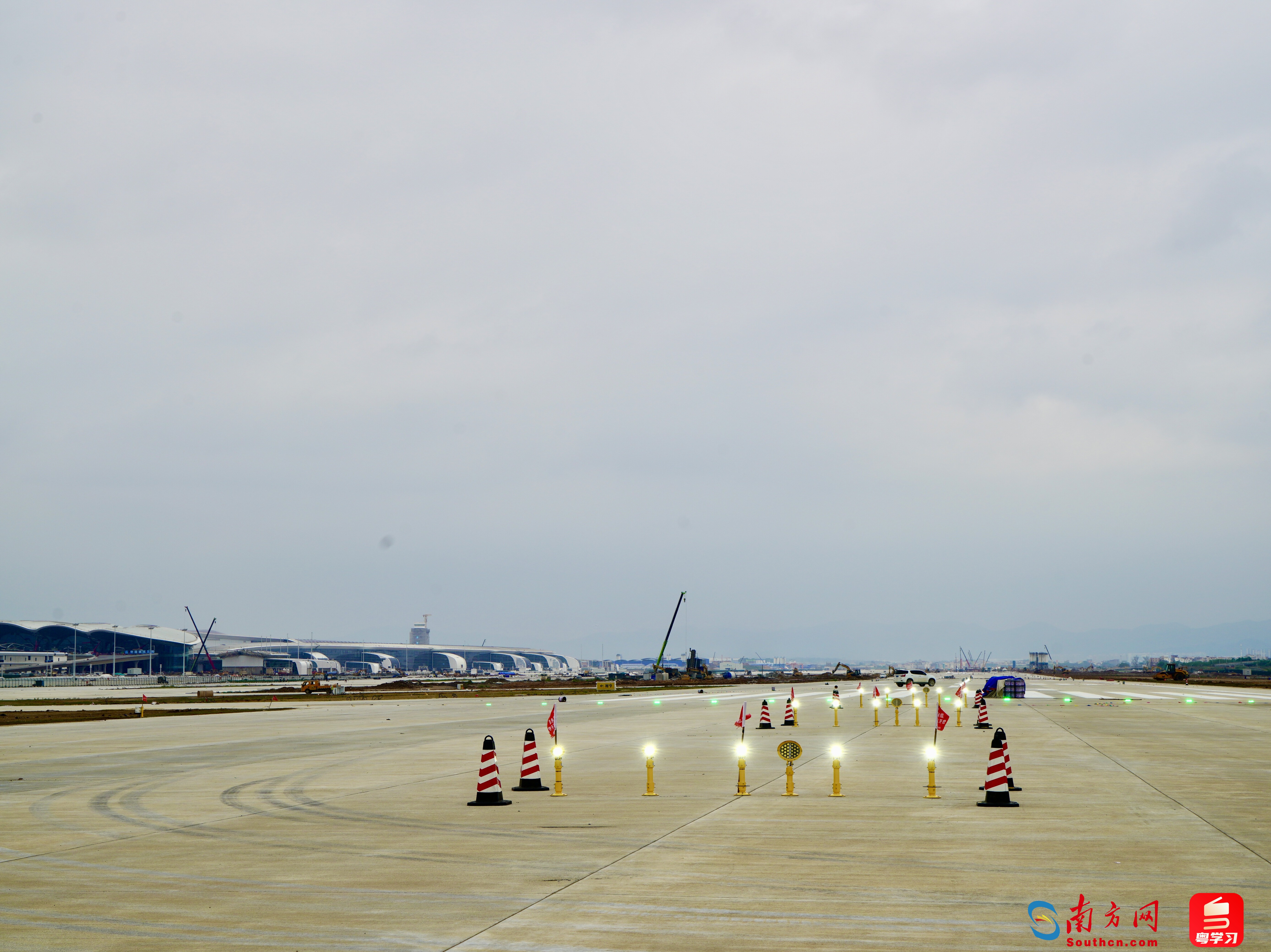 广州白云国际机场三期扩建工程第五跑道顺利亮灯
