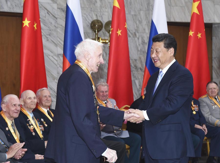 　　2015年5月8日，国家主席习近平在莫斯科会见曾在中国东北抗日战场上和卫国战争中浴血奋战的18名俄罗斯老战士代表。新华社记者 张铎 摄