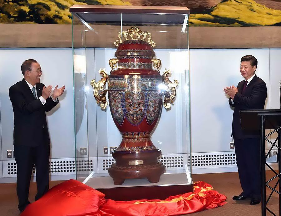 　　2015年9月27日，国家主席习近平在纽约出席中国向联合国赠送“和平尊”仪式。时任联合国秘书长潘基文出席。新华社记者 李涛 摄