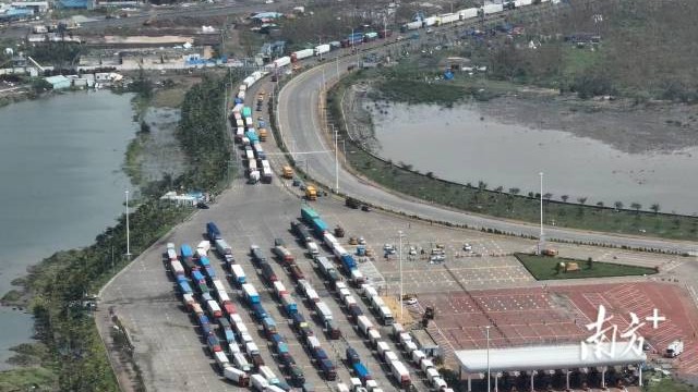 湛江徐闻港恢复通航，抢险车辆跨海支援海南