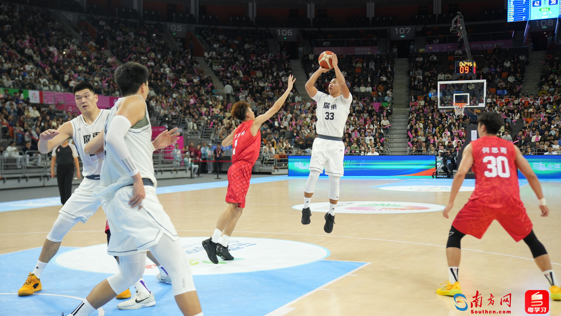 广东队选手贺希宁（右二、白色球衣33号）投篮。