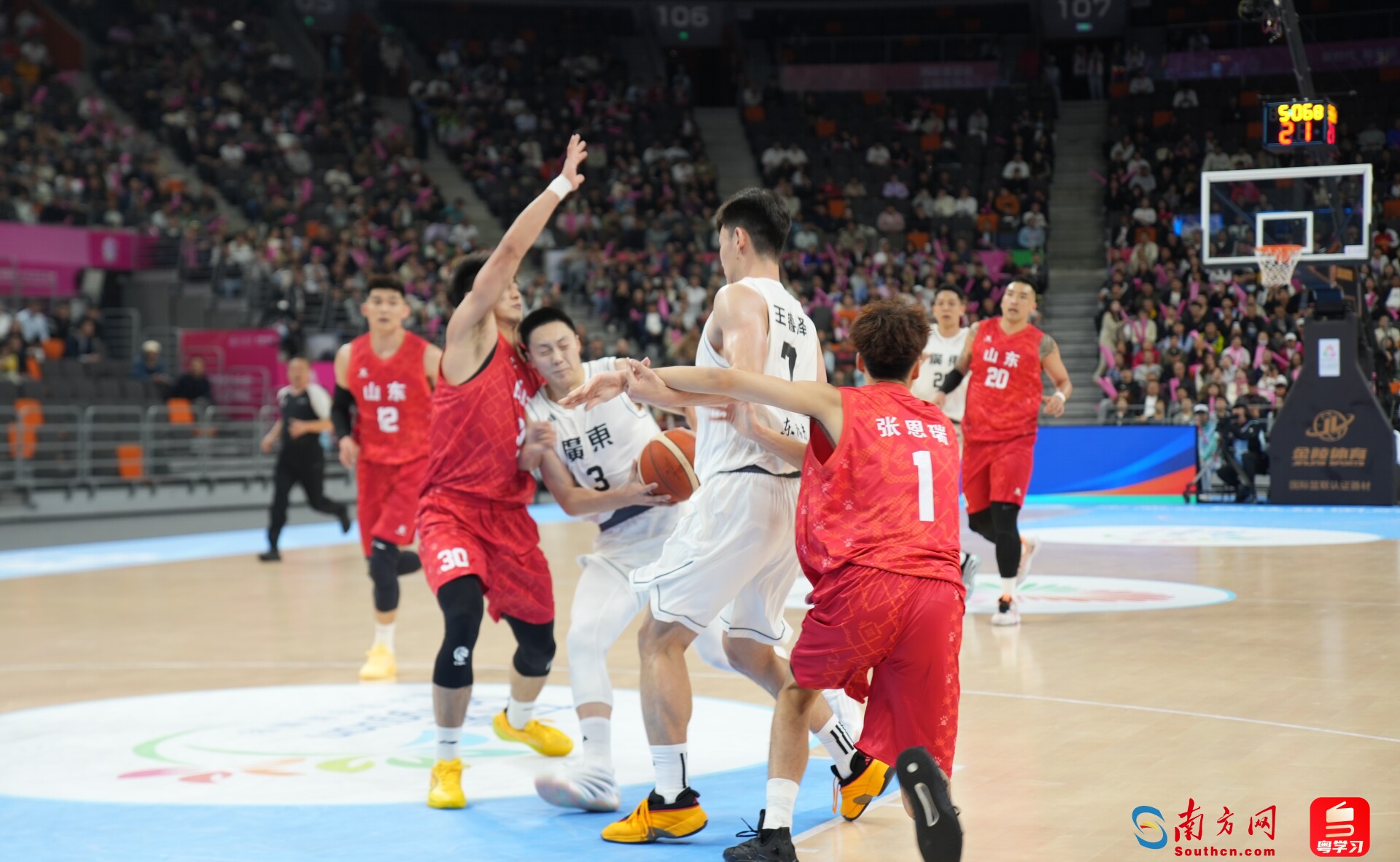 双方进行激烈的身体对抗。