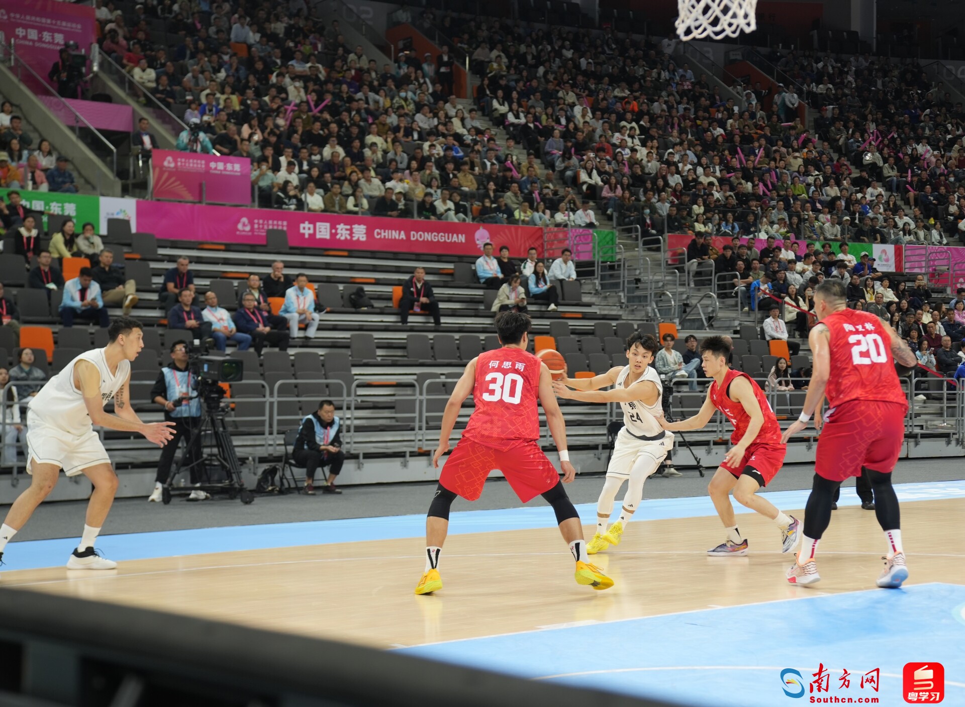 广东队选手徐杰（右三、白色球衣24号）将球传给队友。