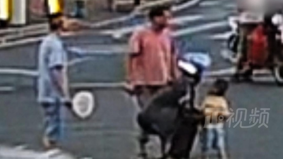 订单可以等，生命不能等！外卖小哥及时抱住误闯马路小孩｜暖心画