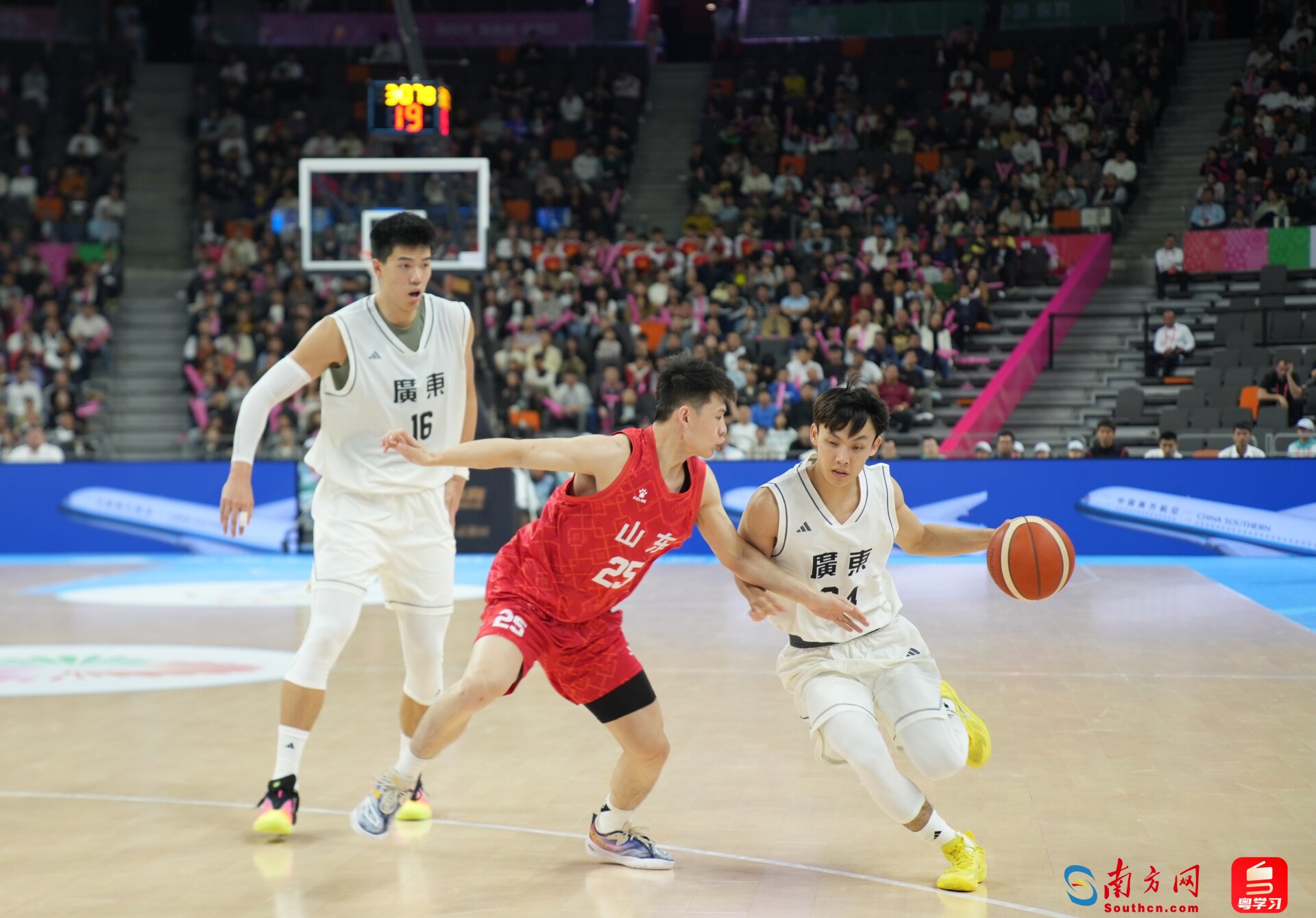 广东队选手徐杰（右一、白色球衣24号）运球过人。