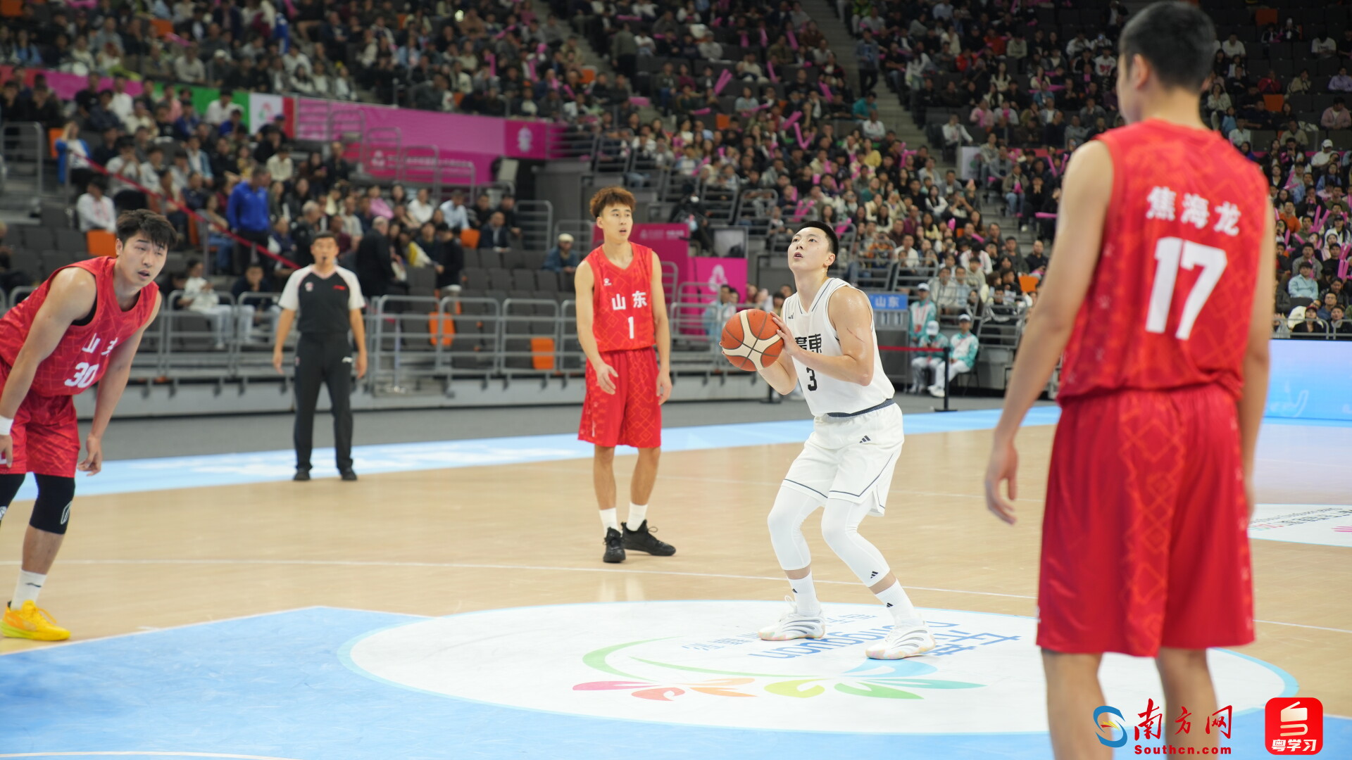 广东队选手胡明轩（白色球衣3号）在比赛中。