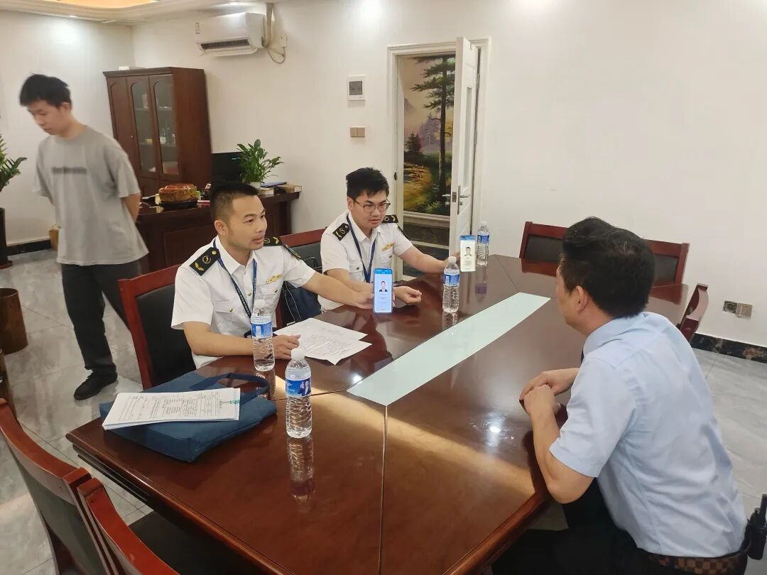 广州南沙执法人员亮码入企。图源南方+