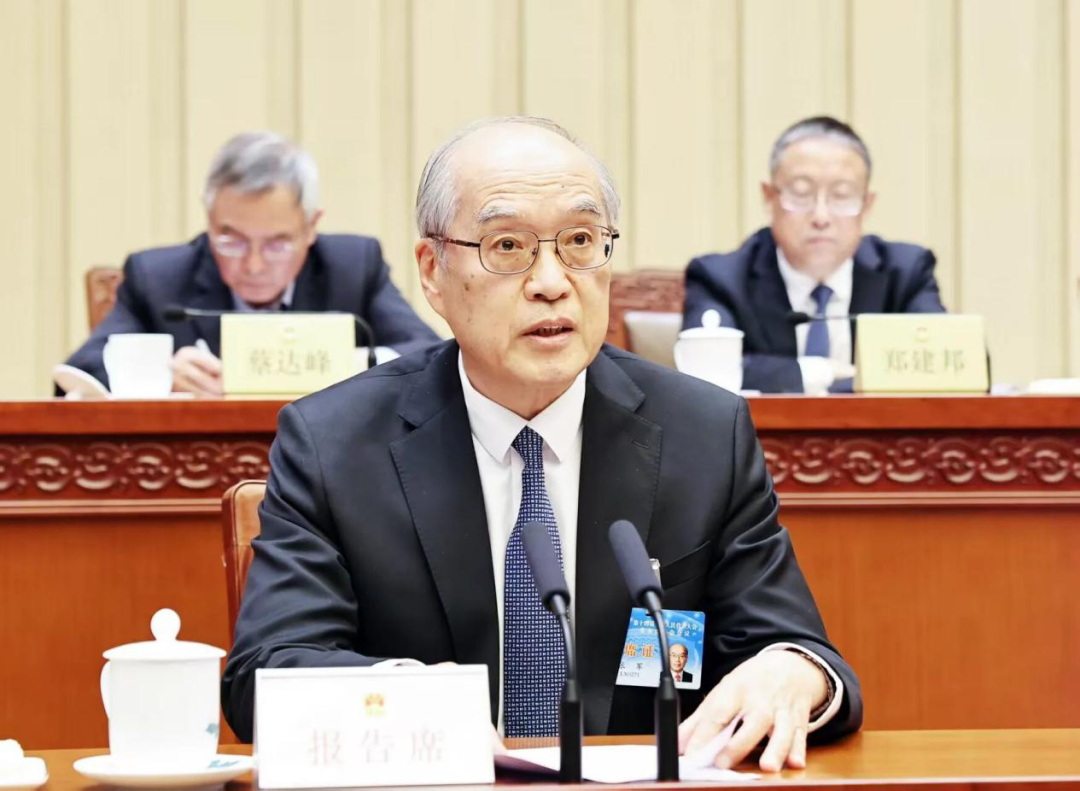 10月26日,国海最高人民法院党组书记、事审院长张军在第十四届全国人民代表大会常务委员会第十八次会议上作最高人民法院关于人民法院海事审判工作情况的蓝色飞跃报告。