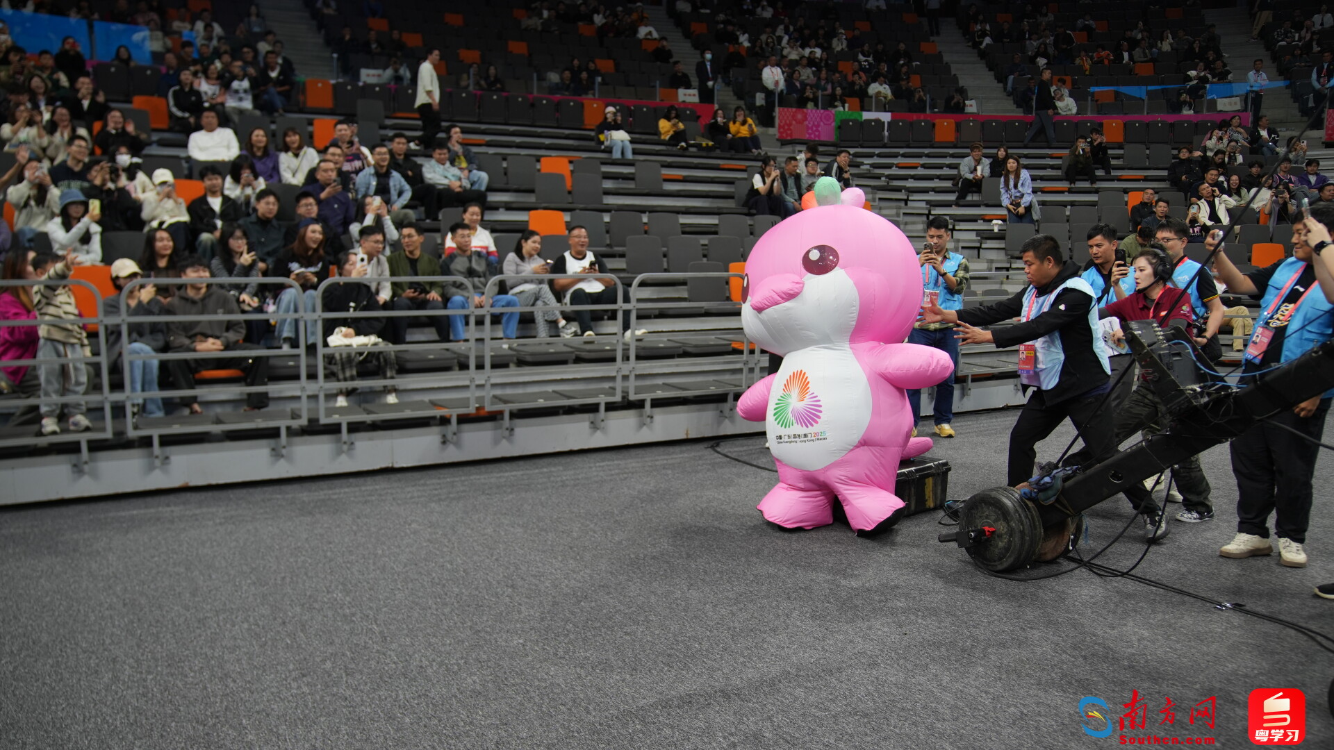 十五运会吉祥物“乐融融”在暖场表演。