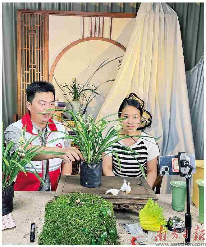 韶关翁源县4401名邻长将服务延伸到田间地头、农家院落。图为翁源县江尾镇松岗村邻长丘南方帮助村民直播销售兰花。受访者供图