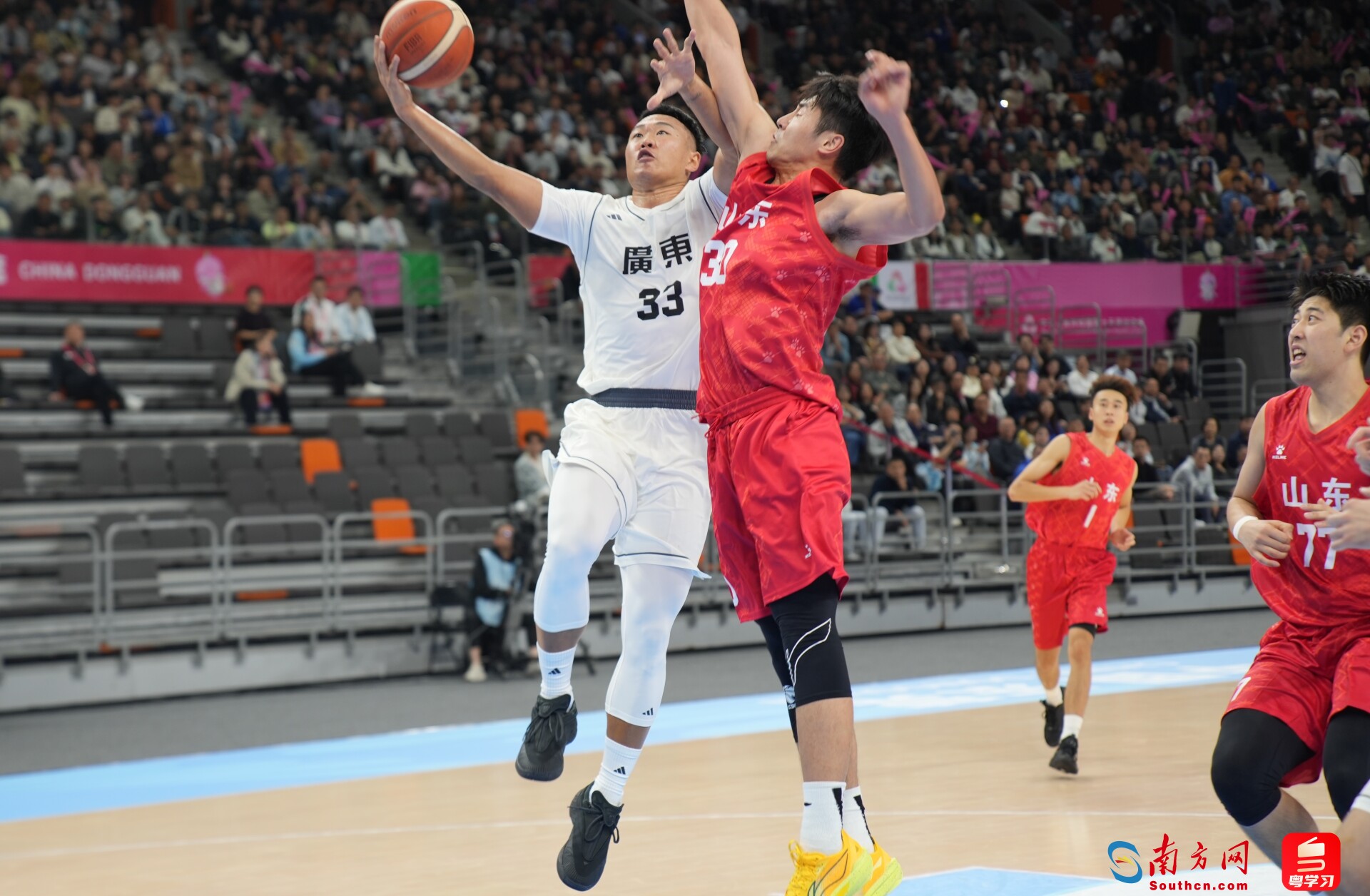 广东队选手贺希宁（白色球衣33号）在比赛中。