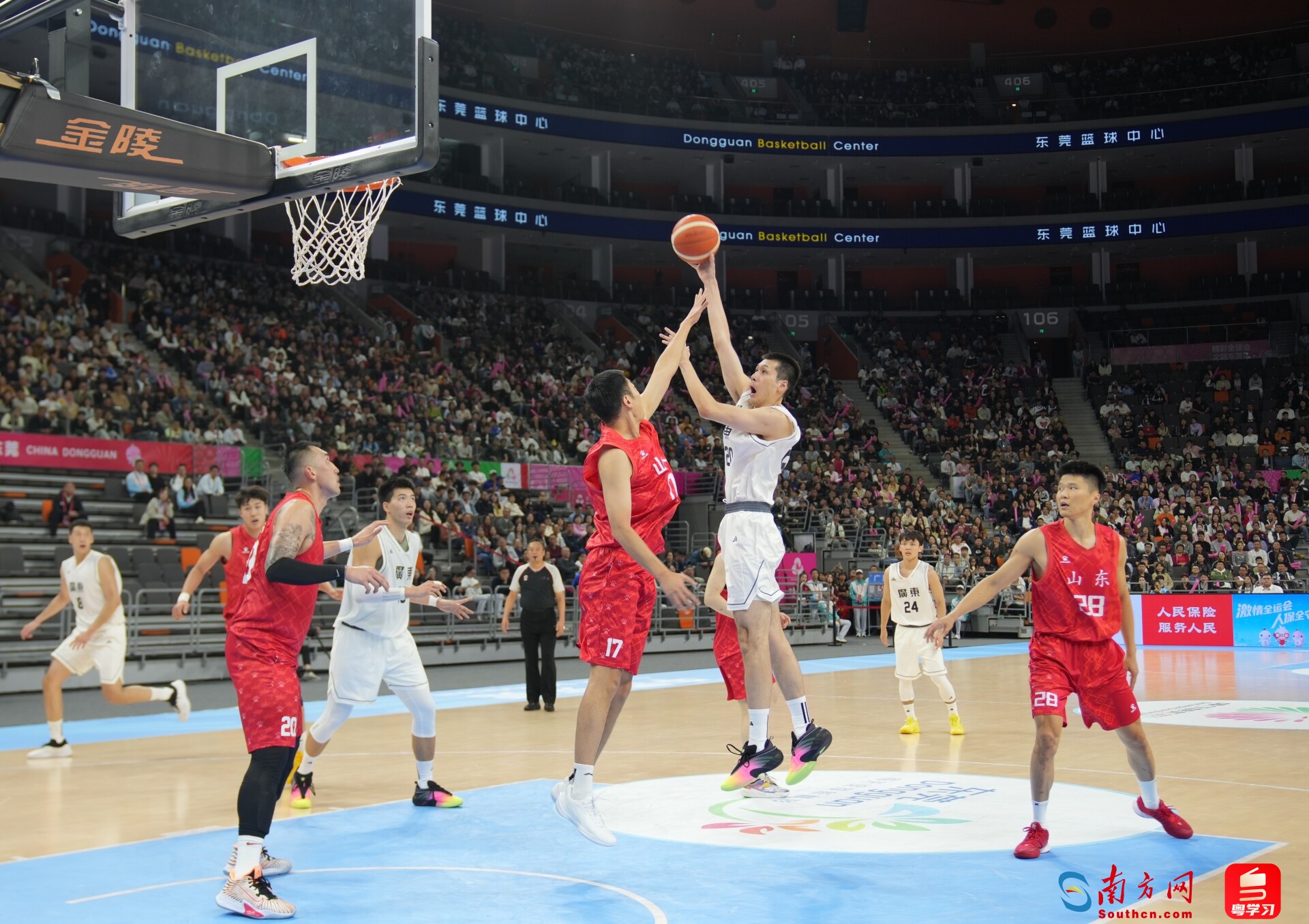 广东队选手任骏飞（右三、白色球衣20号）突围投篮。