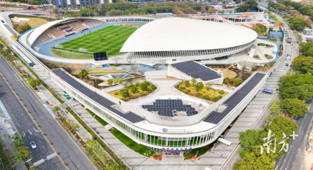 深圳龙华文体中心的屋顶光伏系统。受访者供图 深圳龙华文体中心的屋顶光伏系统。受访者供图