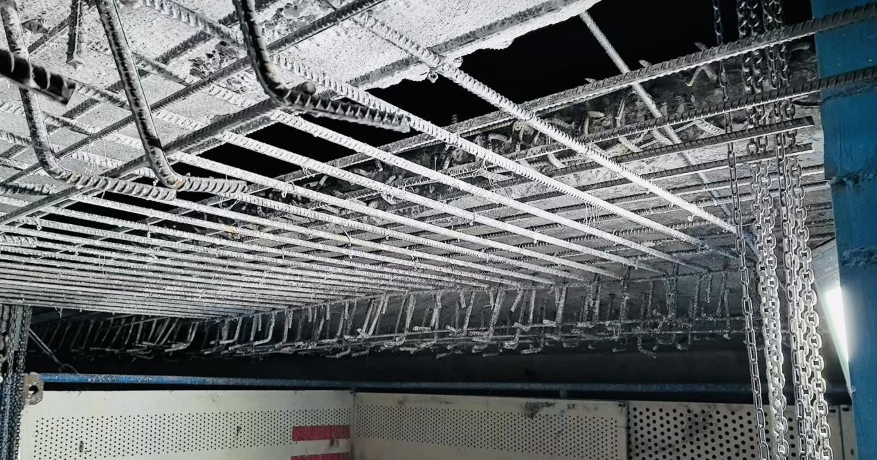 植入加密钢筋搭建受力连接部位