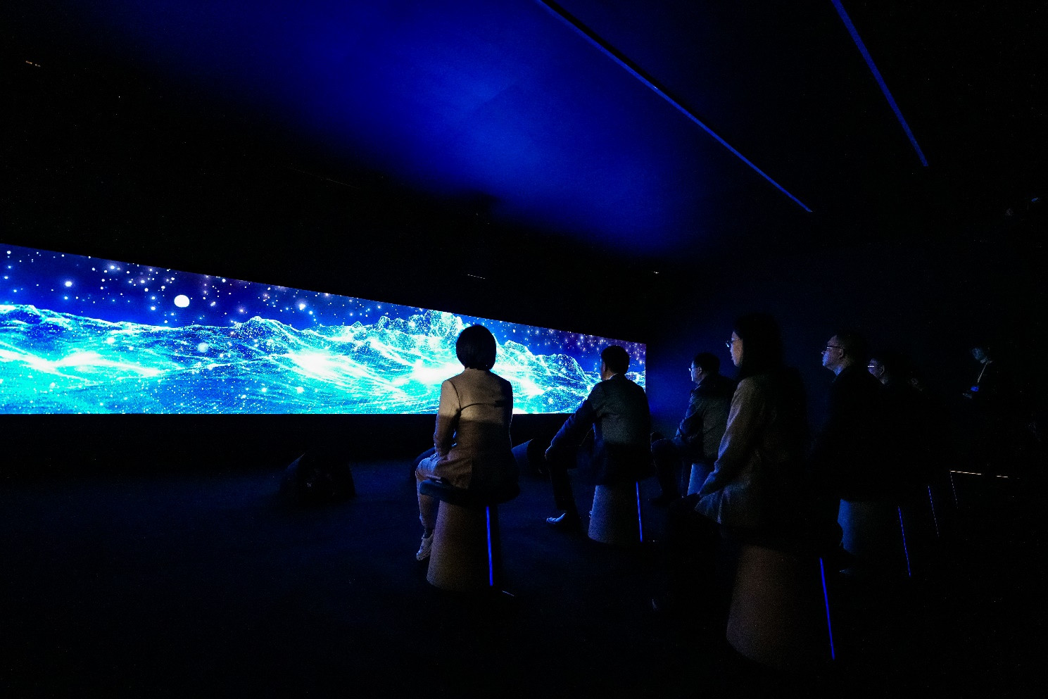 参观者体验触感沉浸自然空间《虫鸣幻林INSECTOPIA》