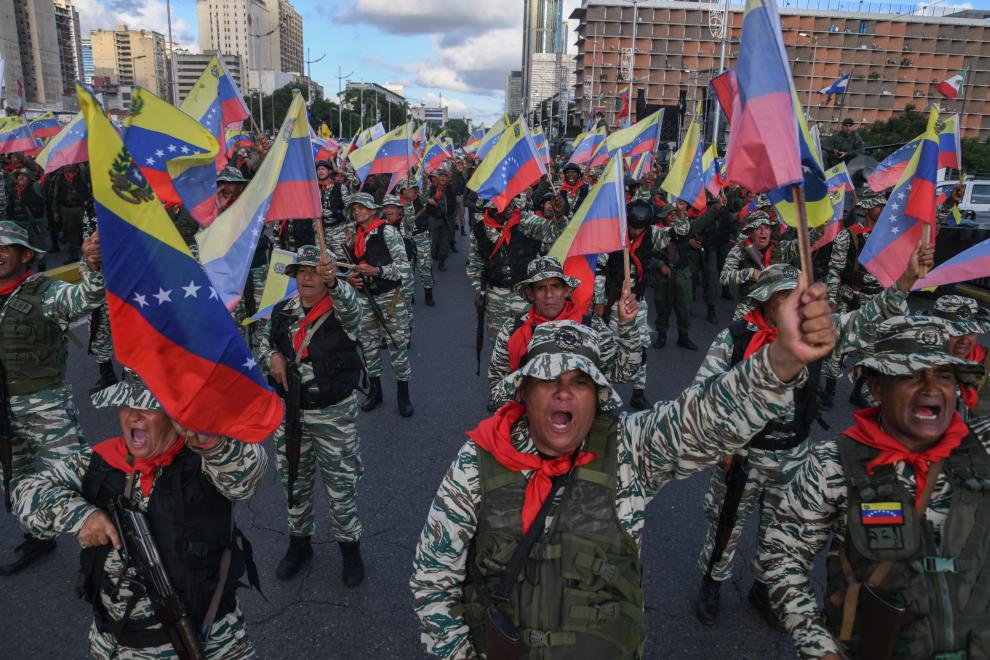 　　9月23日，在委内瑞拉首都加拉加斯，民兵组织成员挥舞委内瑞拉国旗参加游行，反对美国在加勒比海域的军事威胁。新华社发（马科斯·萨尔加多摄）