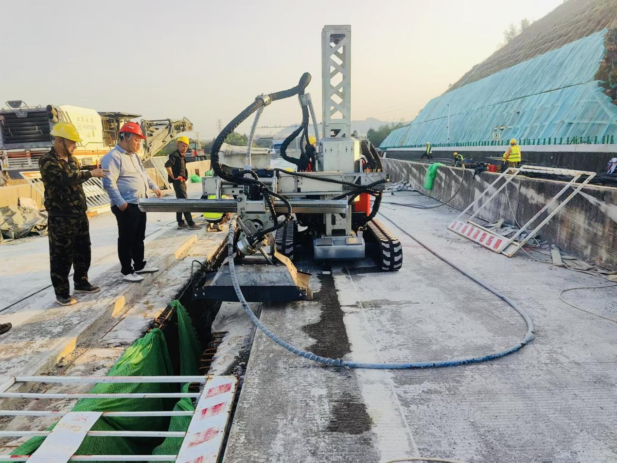 建设团队运用水射流切割法精准“开刀”