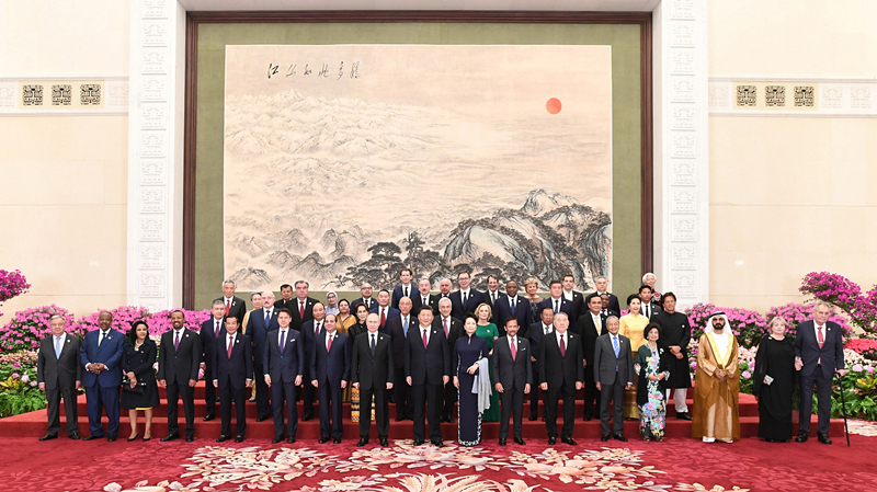 　　2019年4月26日，习近平主席和夫人彭丽媛在北京人民大会堂举行宴会，欢迎出席第二届“一带一路”国际合作高峰论坛的外方领导人夫妇及嘉宾。这是习近平和彭丽媛同外方领导人夫妇及嘉宾合影留念。