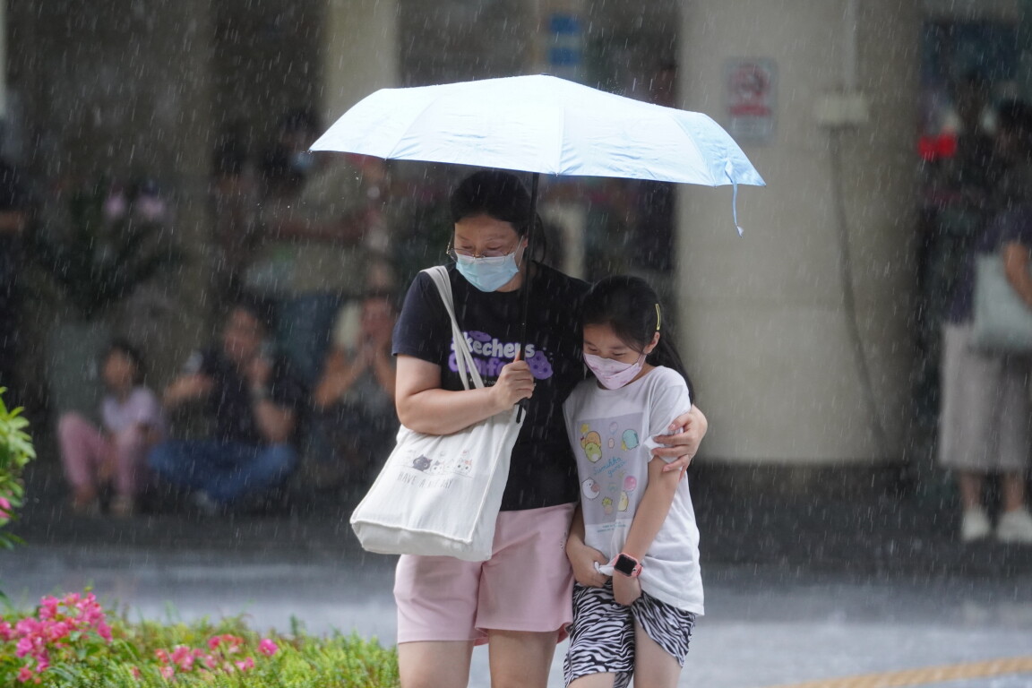 Typhoon Koinu expected to sweep past or land in east Guangdong Saturday