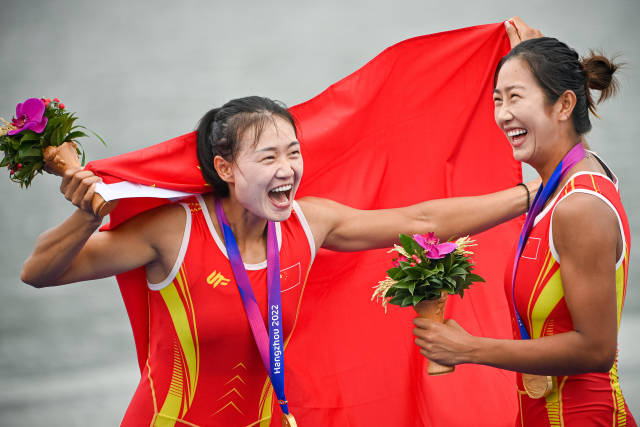 华南师范大学学生沈双美与队友鲁诗雨获赛艇女子双人双桨冠军。新华社发