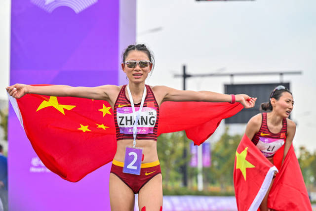 中国选手张德顺(左)在比赛后庆祝。新华社发 中国选手张德顺(左)在比赛后庆祝。新华社发